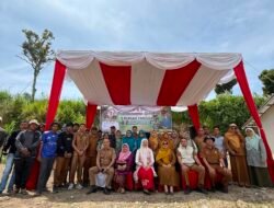 Bunda Lingkungan Hidup Kabupaten Solok Launching Program 1 Rumah 1 Komposter di Alahan Panjang