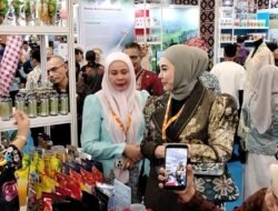 Produk UMKM Solok Laris di APKASI Otonomi Expo 2026, Ketua TP PKK Tanah Laut Borong Rendang Hingga Tikar Pandan