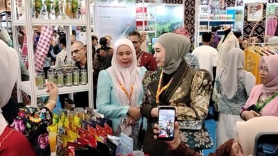 Produk UMKM Solok Laris di APKASI Otonomi Expo 2026, Ketua TP PKK Tanah Laut Borong Rendang Hingga Tikar Pandan