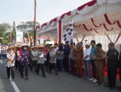 Semarak HUT RI ke-81, Ratusan Pelajar Padang Panjang Tampilkan Kekompakan di Gerak Jalan Tepat Waktu