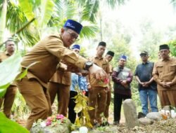 Bupati Eka Putra Ziarah ke Makam H. Afrizon