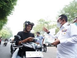Kabut Asap Meningkat, Bupati Eka Putra Bagikan Masker
