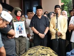 Suasana Haru Diiringi Rintik Rintik Hujan Saat Lepas Jenazah Kadisnakerin Payakumbuh