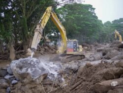 Hari Ke-3 Tanggap Darurat, Pembersihan Material Banjir Bandang Arosuka Terus Dilakukan‎