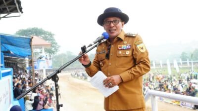 Bupati Tanah Datar Eka Putra Tutup Pacu Kuda Tradisional