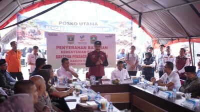 Kementerian Sosial RI Serahkan Bantuan Penanganan Bencana Senilai Rp358,86 Juta Kepada Kabupaten Solok